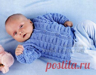 Детская голубая кофточка вязаная спицами с описанием.

Размер на 3-6 месяцев.

Вам потребуется: пряжа «Детский каприз» (60% шерсть меринос, 40% ПАН) - 100 г голубого цвета, спицы №2,5, 4 пуговицы.

Платочная вязка: лиц. и изн. ряды - только лиц. п.
Резинка 1x1: вяжите попеременно 1 лиц. п., 1 изн. п.
Фантазийный узор: вяжите по схеме. На схеме приведены лиц. и изн. ряды. Повторяйте раппорт с 1-го по 8-й ряды. В лиц. рядах узор вяжите справа налево, в изн. рядах - слева нап...