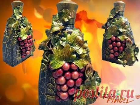 BOTELLA DECORADA CON UVAS EN PORCELANA FRÍA O POCELANICROM