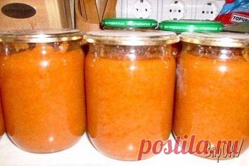 ИКРА КАБАЧКОВАЯ БЫСТРАЯ С МАЙОНЕЗОМ
Ингредиенты:
Кабачки очищенные от кожуры и от больших семян - 3 килограмма;
Лук - 400 грамм;
Майонез пожирнее (для Украины - европейский) - 200 грамм;
Подсолнечное масло - 0.5 стакана;
Томатная паста которая погуще - половина 0.5 литровой банки;
Сахар - 2-3 столовой ложки;
Соль - 1 столовая ложка (кто любит солонее - можно больше);
Уксус 9% - 3 столовые ложки;
Сливочное масло - 50 грамм;
Перец молотый - 0.5 чайной ложки.
Способ приготовления:
1. Для начала