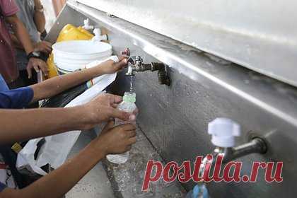 Посол Израиля в России заявил об отказе в поставках воды на север Газы. Израиль не будет поставлять воду в северную часть сектора Газа, так как мирные жители массово переселяются оттуда в южную часть. Об этом заявил посол Израиля в России Александр Бен Цви. При этом, он отметил, что Израиль поставляет воду в южную часть Газы, несмотря на то, что ХАМАС продолжает удерживать заложников.