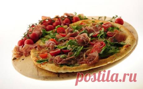 Рецепт и фото Пицца с пармской ветчиной и руколой — Сочетайзер