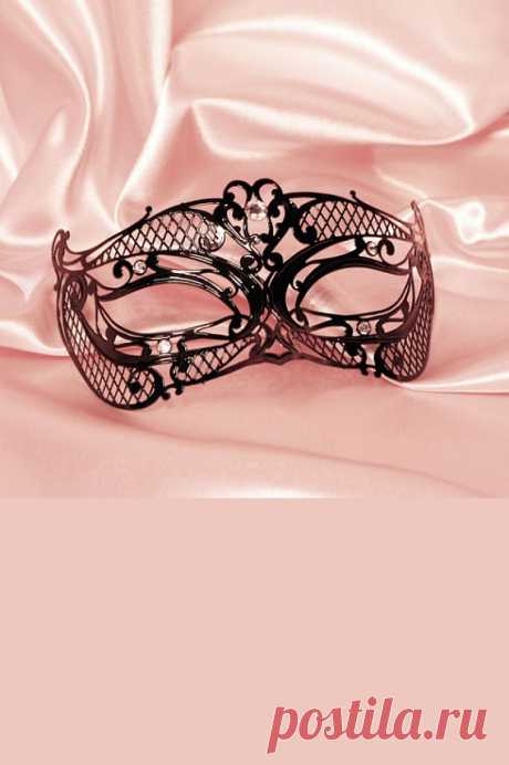 Venetian Mask Fedone Fedone  Fedone authentic venetian mask with the finest metal filigree, decorated with Swarovski stones and completed with thin satin ribbons ready to wear. Manifactured in Venice by the famous venetian masters. Each is made with certified materials, repecting the European Union