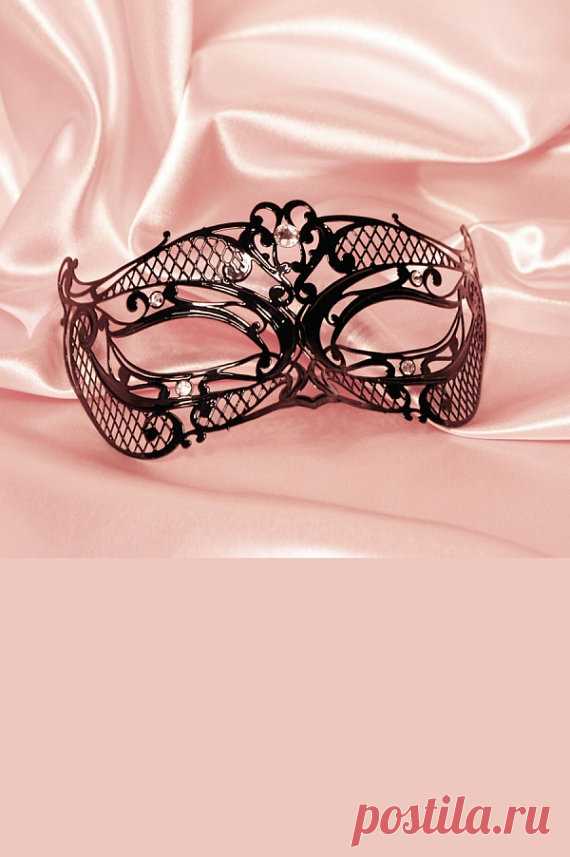 Venetian Mask Fedone Fedone  Fedone authentic venetian mask with the finest metal filigree, decorated with Swarovski stones and completed with thin satin ribbons ready to wear. Manifactured in Venice by the famous venetian masters. Each is made with certified materials, repecting the European Union