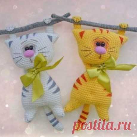Вязаные крючком забавные котики от Галины Писаренко (Kitten 1601). Вязать игрушку лучше из хлопковой или полухлопковой пряжи.