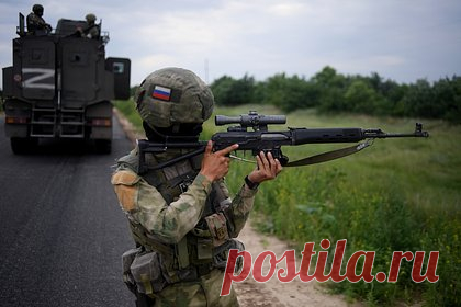 В «Ростехе» рассказали об отличиях винтовки СВЧ от СВД. Снайперская винтовка Чукавина (СВЧ), которая поступает на смену снайперской винтовке Драгунова (СВД), легче предшественницы, сообщил индустриальный директор кластера вооружений, боеприпасов и спецхимии «Ростеха» Бекхан Оздоев. СВЧ получила телескопический приклад и возможность установки любого навесного оборудования.