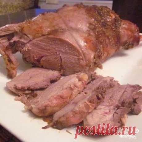 Баранья нога с розмарином и чесноком


Баранья нога с розмарином и чесноком - блюдо, идеально подходящее для новогоднего или рождественского застолья. Во-первых, вы наверняка его никогда не готовили - а Новый год является прекрасной возможностью попробовать что-то новенькое. Во-вторых, блюдо действительно празднично выглядит на праздничном столе - все-таки огромный кусок мяса. В-третьих, блюдо действительно получается очень вкусным - настолько вкусным, что его можно с горд...