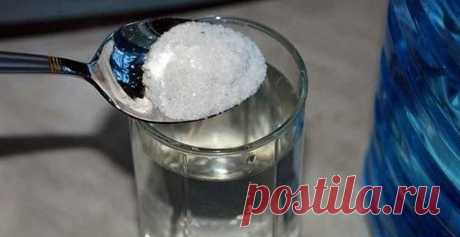 Поставьте в спальне стакан воды с солью и уксусом .....