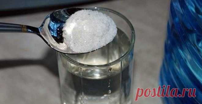 Поставьте в спальне стакан воды с солью и уксусом .....