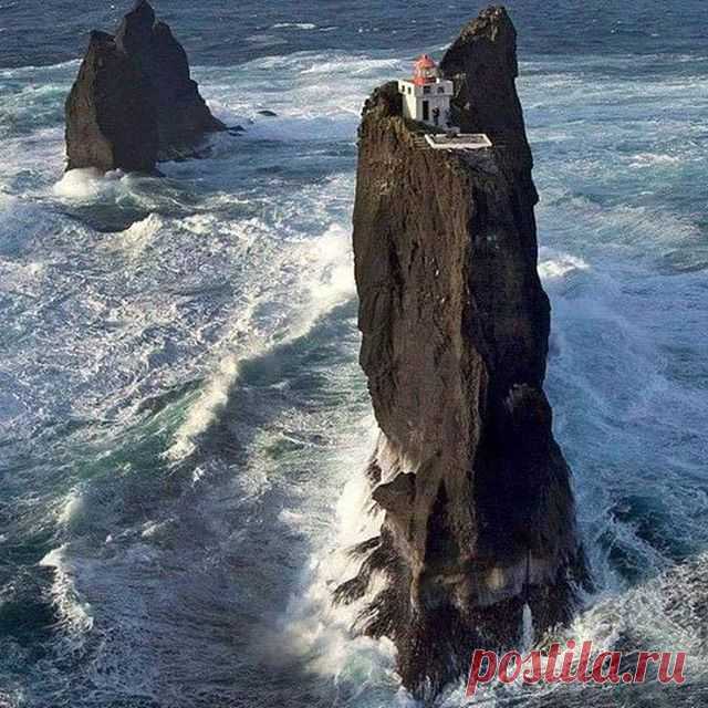 Интроверт 80-ого уровня из Исландии.
.
.
.
#adme #iceland #introvert #house #дом #интроверт #исландия #море #sea #nature #naturelovers #nature_perfection #naturelover #instagramanet #instatag #natureporn #pretty #nice #photooftheday #weather #природа #воздух #люблюприроду #инстатаг #инстаграманет #природапрекрасна