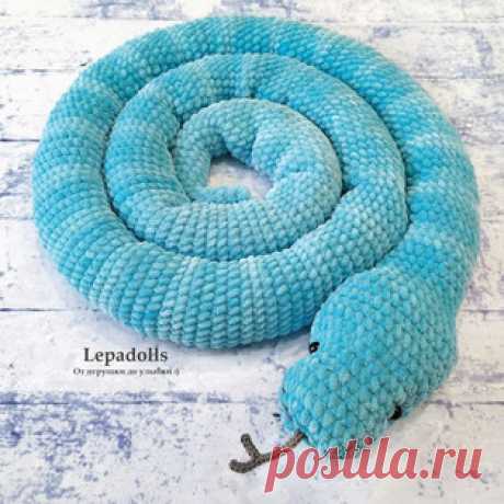 Змея амигуруми. Схемы и описания для вязания игрушек крючком! Бесплатный мастер-класс от Елены Лапехиной по вязанию плюшевой змеи крючком. Длина вязаной игрушки примерно 190 см. Для изготовления такой большой зме…