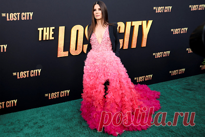 Наряд с глубоким декольте на 57-летней Сандре Буллок вызвал споры в сети. Американская актриса Сандра Буллок появилась на публике в ярком наряде и вызвала споры среди пользователей сети. 57-летняя знаменитость посетила премьеру фильма «Затерянный город» в ярко-розовом платье с глубоким декольте. Наряд был также оформлен высоким разрезом, который открывал кожаные ботфорты на шпильке.