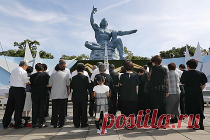 Потомки жертв ядерного удара призвали Россию и США отказаться от атомного оружия. В японском городе Нагасаки прошли траурные мероприятия, приуроченные к 76-й годовщине ядерного удара. Мэр города Томихаса Тауэ попросил Россию и США начать диалог и отказаться от атомного оружия. Также Тауэ призвал власти страны перестать рассчитывать на ядерный зонтик со стороны США.