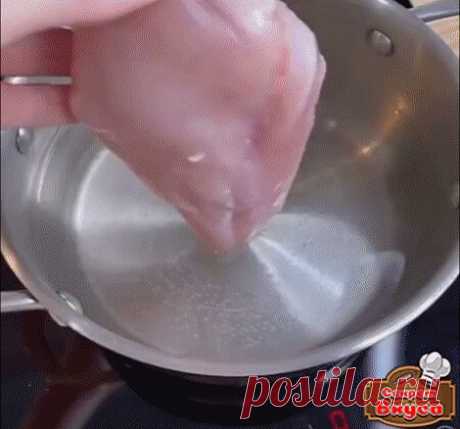 Простой салатик с куриной грудкой и синим луком.