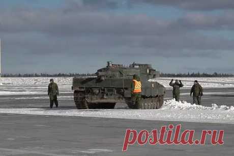 Канада отправила Украине первый Leopard 2. Канада в субботу, 4 февраля, отправила Украине первый из нескольких запланированных к передаче танков Leopard 2. Об этом сообщила министр обороны страны Анита Ананд. Как отметила министр, самолет ВВС Канады с танком на борту вылетел из Галифакса. Она прикрепила к посту фотографии с погрузки боевой машины.