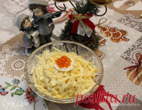 Салат «Праздничный» с кальмарами. Ингредиенты: кальмары, кукуруза консервированная, ананасы консервированные Дорогие любители кулинарии, предлагаю вам приготовить вкусный и легкий салат с кальмарами. Данный салат можно приготовить не только в будни, но и в праздничные дни.