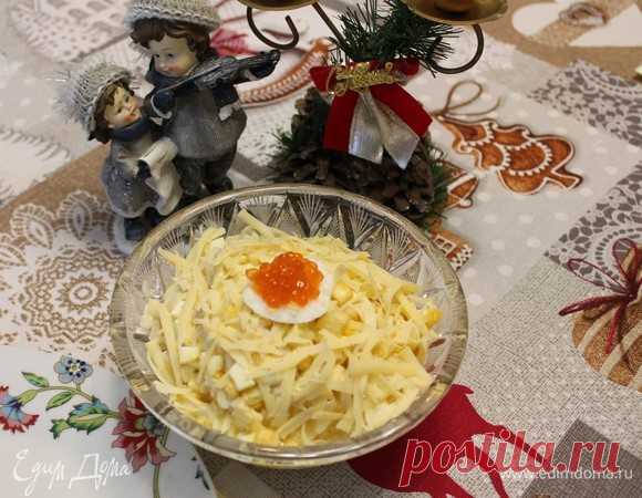 Салат «Праздничный» с кальмарами. Ингредиенты: кальмары, кукуруза консервированная, ананасы консервированные Дорогие любители кулинарии, предлагаю вам приготовить вкусный и легкий салат с кальмарами. Данный салат можно приготовить не только в будни, но и в праздничные дни.