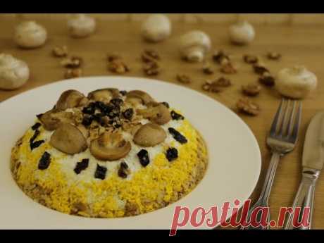 Слоеный салат с курицей и черносливом