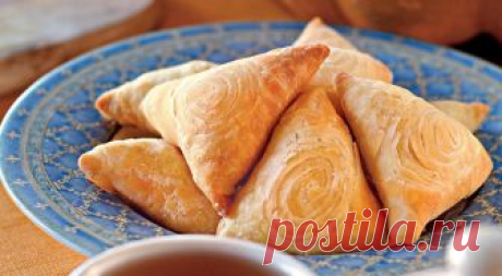 Самса с тыквой ИНГРЕДИЕНТЫ Для фарша: 400 г мякоти тыквы 50 г курдючного бараньего сала 2 средние луковицы 1 ст. л. сахара 3 ст. л. топленого масла соль, черный перец Начинайте готовить за 6–7 ч до подачи 500 г (3 стакана) муки 1 яйцо 200 мл воды 2 ст. л. сливочного масла соль ПРИГОТОВЛЕНИЕ Просейте муку в миску, […]