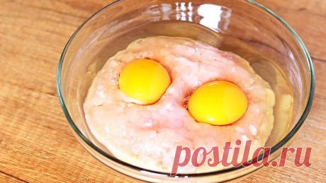 БЕРУ ОБЫЧНЫЙ КУРИНЫЙ ФАРШ и Готовлю ВКУСНОЕ Блюдо НА УЖИН ЗА МИНУТЫ! Куриные КОТЛЕТЫ ОЛАДЬИ Рецепт Ингредиенты:- 500г куриного фарша- 2 яйца- 40г сыра- 1-2 ст.л сметаны- 2 зубчика чеснока- 1 ст.л муки- специи ( у меня паприка, чеснок, черный перец)- соль по вкусу