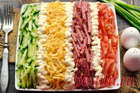 Салат Елисейские поля Салат Елисейские поля — очень яркое и аппетитное блюдо благодаря своему оригинальному декору. Салат выкладывается слоями на плоской тарелке, сверху он украшается небольшим количеством нарезанных компонентов, выложенные полосками. Такой салат станет настоящим украшением любого праздничного стола. При этом, он получается очень вкусным, точно понравится всем гостям.