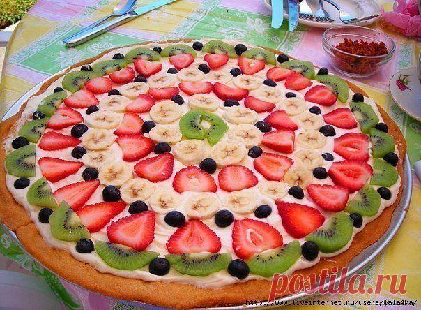 Пицца "Тутти- фрутти" | Хитрости Жизни
Ингредиенты: 
- 300 г сдобного дрожжевого теста, 
- 200 г сливочного сыра "Филадельфия", 
- 2 ст.л. сахарной пудры,
- 1 ч.л. ванильного сахара,
- около 500 г свежих и консервированных фруктов -клубника, киви, мандарин и т.д.

Для глазури:
- 1/2 стакана апельсинового сока
- 1/4 стакана воды,
- 4 ст.л. сахара,
- 2 ст.л кукурузного крахмала,
- 1 щепотка соли,
- тертая апелисновая цедра.