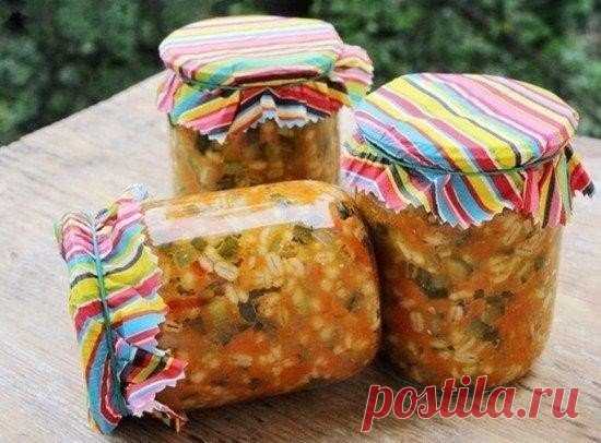 несколько баночек заправок для борща, щей и рассольника. 

Заправка для рассольника 
Ингредиенты: 
0,5 кг моркови 
0,5 кг репчатого лука 
1,5 кг огурцов 
1 ст. риса или перловки 
300 гр. томатной пасты 
100 гр. сахара 
125 мл растительного масла 
50 мл уксуса 9% 
2 ст. л. соли 

Способ приготовления: 
Огурцы нарезать длинными полосками, затем кусочками. 
Морковь натереть на терке. Репчатый лук нарезать полукольцами. Рис или перловку отварить до полуготовности. 
В кастрюлю ...