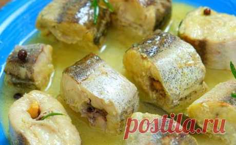 Хек в луковом соусе