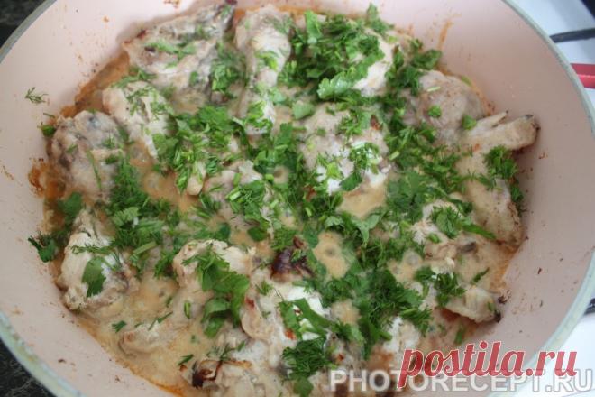 Курица тушеная в сметане - рецепт с фото пошагово