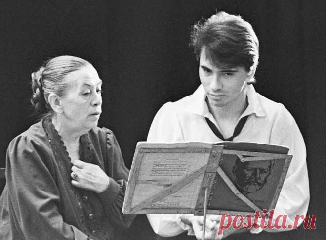 Со своим педагогом по вокалу Екатериной Константиновной Иофель - зав.кафедрой сольного пения и оперной подготовки Красноярского института искусств, професором, заслуженным деятелем искусств РСФСР, 1991 год.  © Л.Загайнова/ТАСС  
Подробнее на ТАСС:  http://tass.ru/info/4646997  |  Биография Дмитрия Хворостовского - Биографии и справки - ТАСС