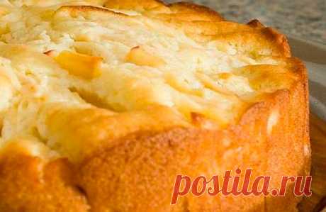 Шарлотка с яблоками и творогом