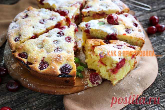 Предлагаем вам очень вкусный и простой рецепт вишневого пирога на сметане. Он воздушный и ароматный, с сочным мякишем и аппетитной корочкой.