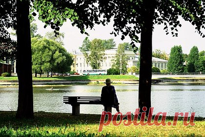 Россиянам рассказали о способах избежать теплового удара. Чтобы в период жары избежать теплового удара, нужно брать с собой слабосоленую минералку или обычную воду. О способах не навредить своему здоровью россиянам рассказал врач скорой медицинской помощи Олег Нестеров. Его слова передает «МегаТюмень». В такую погоду необходимо носить свободную одежду.