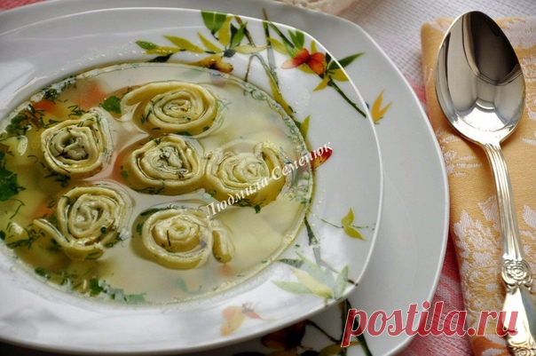 Куриный суп чесночными галушками-рулетиками

Рецепт этого супа я дала своей подруге, которая жаловалась, что ее ребенок вообще ничего не ест. И вот недавно она мне сказала, что ребенок просит теперь этот супчик каждый день ))
Друзья, поверьте, это очень вкусно! Очень наваристый, ароматный суп! В приготовлении рулетиков ничего сложного нет, а если их приготовить заранее много и заморозить, то приготовить такой вкуснейший супчик будет просто элементарно )). 
Показать полностью…