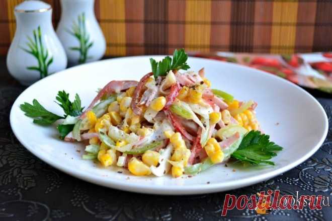 Салат с колбасой, перцем и отварной кукурузой.