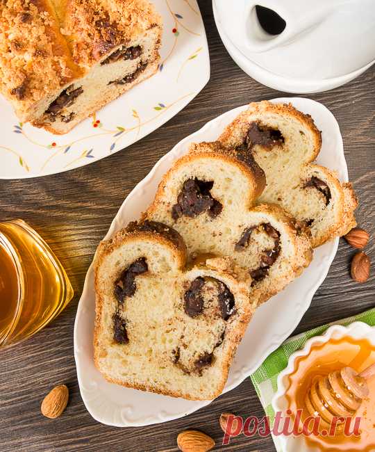 Сладкая булка с шоколадом и хрустящим штрейзелем Пасха и куличи закончились, а купленные для них свежие дрожжи - нет. Поэтому продолжаем марафон дрожжевой выпечки - тем более вы ее у меня просили. Сегодня это будет сладка булка с начинкой из фиников, шоколада и орехов. Я использовала фундук, но тут хорошо подойдет еще и грецкий, и миндаль, и фисташка - выбирайте по своему [...]