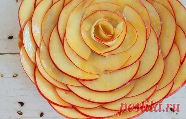 яблочная роза!!!!!!   Яблоки тонко нарезать полукругом. Выложить как на рисунке, Полить мёдом..либо карамелью
