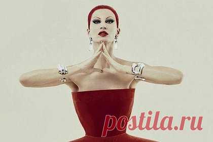 Жизель Бюндхен снялась в непривычных образах для журнала Vogue. Бразильская супермодель Жизель Бюндхен снялась в непривычных образах для итальянской версии журнала Vogue. Так, 42-летняя знаменитость запечатлена на обложке глянца в красном облегающем платье с объемными рукавами. При этом на ее лице нанесен макияж в стиле smoky eyes, а ее волосы окрашены в цвет наряда.