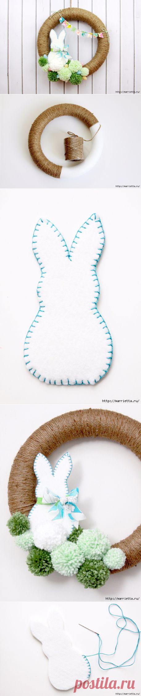 Пасхальный венок с помпонами и кроликом из фетра.