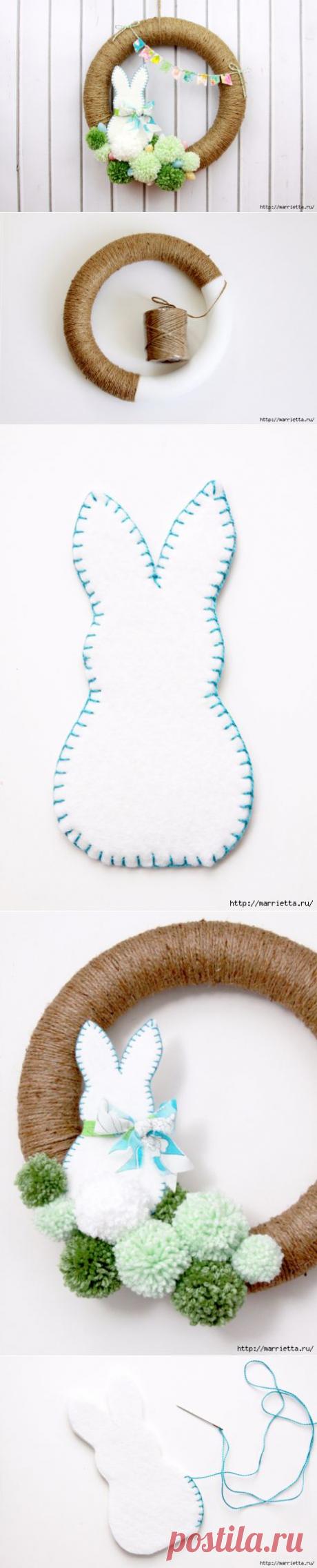 Пасхальный венок с помпонами и кроликом из фетра.