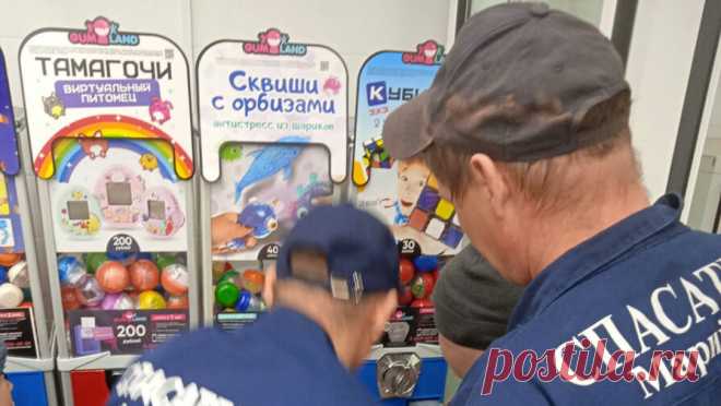 В Звенигове школьник застрял в автомате с игрушками. В республике Марий Эл мальчик застрял в автомате с игрушками, ребенку потребовалась помощь спасателей. Об этом сообщает Марийская аварийно-спасательная служба на официальной странице во "ВКонтакте". Инцидент произошел в одним из ...