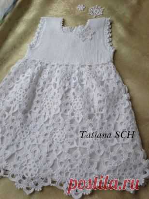 Нарядное платье для девочки крючком.Схема здесь http://labhousehold.com/crochet-baby-dress-4.html