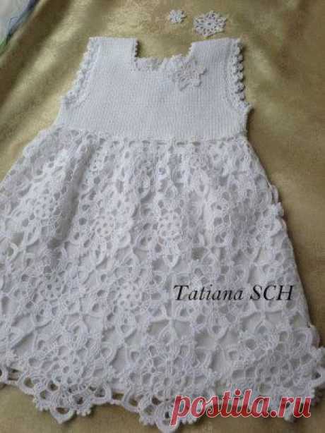 Нарядное платье для девочки крючком.Схема здесь https://labhousehold.com/crochet-baby-dress-4.html
