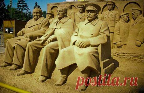 Жизнь скульптур из песка катастрофически мала — всего несколько недель. Их разрушают и ветер, и солнце, и дождь.
Но такие работы — это клондайк для опытных фотографов, да и для любителей. Ведь песок – это способ выразить свои мысли и эмоции, проявить социальную инициативу или протест.