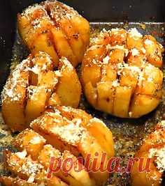 Лучший гарнир к праздничному столу. Аромат божественный,соберёт всех соседей ! ПРАЗДНИЧНЫЙ ГАРНИР ИЗ КАРТОФЕЛЯ. Картофелины для блюда подберите одинаковые и по размеру, и по форме. Гарнир будет смотреться красивее, да и клубни пропекутся одинаково. Если не уверены в своей духовке, постелите на дно противня пергамент, чтобы потом готовую картошечку не пришлось от него отдирать. Для посыпки картофеля рекомендуем использовать именно пармезан. При термическом воздействии он плавится лишь частично, п