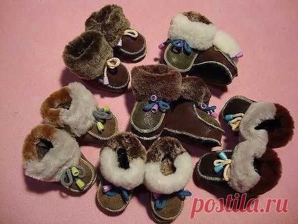 Пинетки ботиночки из меха. На заметку мамам и бабушкам.
 
Меховые пинетки первыми стали шить своим деткам жители Севера. Их изготавливали из шкурок мелких зверьков. А когда малыши начинали хорошо ходить, такие «меховые носочки» им меняли на традиционную обувь.  
Итак, меховые пинетки для крохи можно сшить из шкурки кролика или ягненка. Возможны и другие варианты. Начнем с выкройки. Запомните: все выкройки из меха должны учитывать направление ворса, как здесь:  
Выкраиваем ...