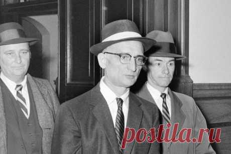 Несмотря на то, что Рейно Хейханен служил связным самого Рудольфа Абеля, в сущности он был непутевым шпионом: любил выпить и нещадно разбазаривал казенные деньги. Как-то раз Хейханен обронил на улице полую монетку, в которой находился секретный микрофильм