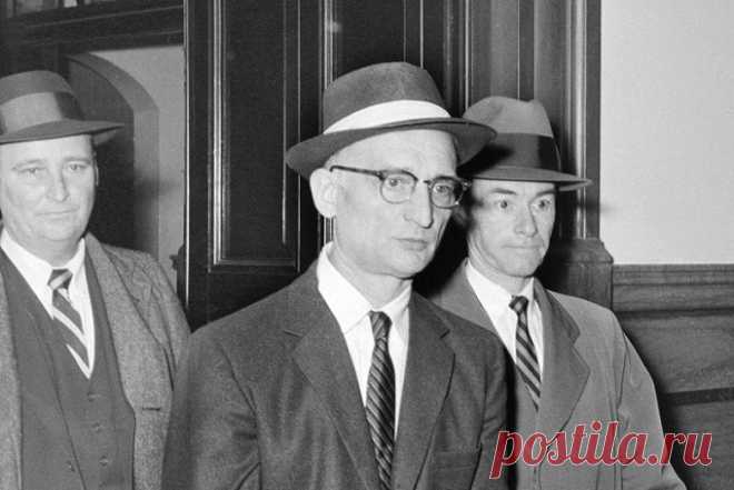 Несмотря на то, что Рейно Хейханен служил связным самого Рудольфа Абеля, в сущности он был непутевым шпионом: любил выпить и нещадно разбазаривал казенные деньги. Как-то раз Хейханен обронил на улице полую монетку, в которой находился секретный микрофильм