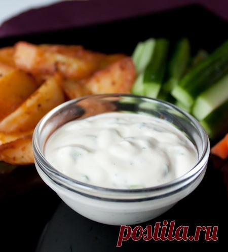 Соус ранч Этот соус универсален: он может одинаково успешно использоваться в качестве заправки для салатов, подаваться в качестве макательного соуса ко всяким картошкам-крылышкам-гренкам или добавляться в разные сэндвичи, бутерброды и рулеты из лаваша. Как вам захочется - так и используйте. Готовится предельно просто.Йогурт, кстати, при желании можно заменить тем же объемом сметаны.Ориентировочное время приготовления: 5 минутИнгредиенты на [...]