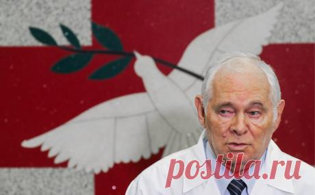 Рошаль ответил на увольнение медиков в ЕАО фразой о «подлом человеке». Более 20 работников скорой помощи в двух населенных пунктах уволились из-за отказа сделать прививку от COVID-19. Врач Леонид Рошаль назвал их поведение преступлением. «Какой подлый человек за вами стоит?» — спросил он