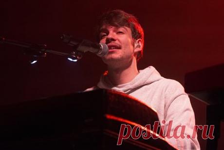 Певца Rex Orange County обвинили в серии изнасилований. 24-летнему исполнителю Rex Orange County (настоящее имя — Александер Джеймс О'Коннор) предъявили обвинения в сексуальном насилии над женщиной. Преступление произошло в Лондоне. Уточняется, что О'Коннор изнасиловал свою жертву в Вест-Энде, дважды в такси и три раза у себя дома. Певец отрицает все обвинения.